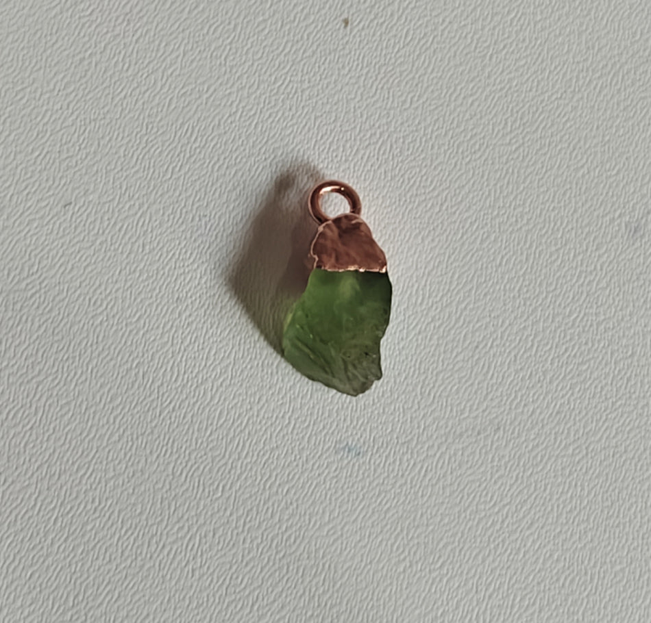10To15mm Peridot Raw Gemstone Pendant Brass Golden Color Electroplated Setting Pendant Uneven Shape Pendant For Happy Birthday Gift's Pendant Jewelry