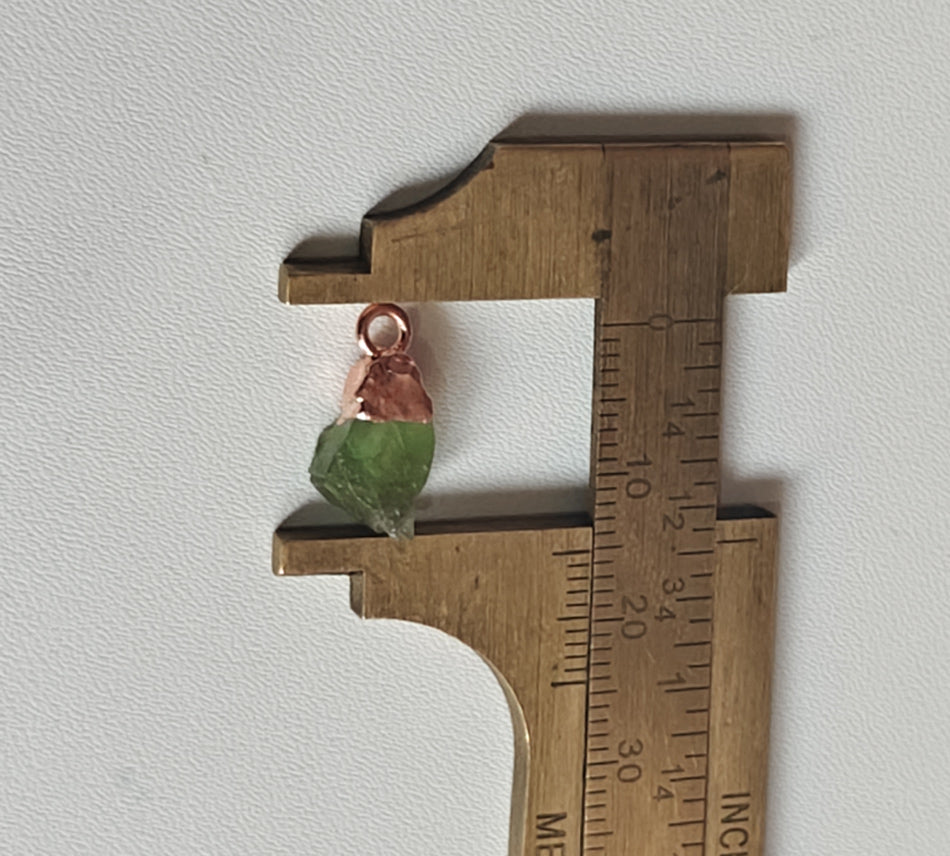 10To15mm Peridot Raw Gemstone Pendant Brass Golden Color Electroplated Setting Pendant Uneven Shape Pendant For Happy Birthday Gift's Pendant Jewelry