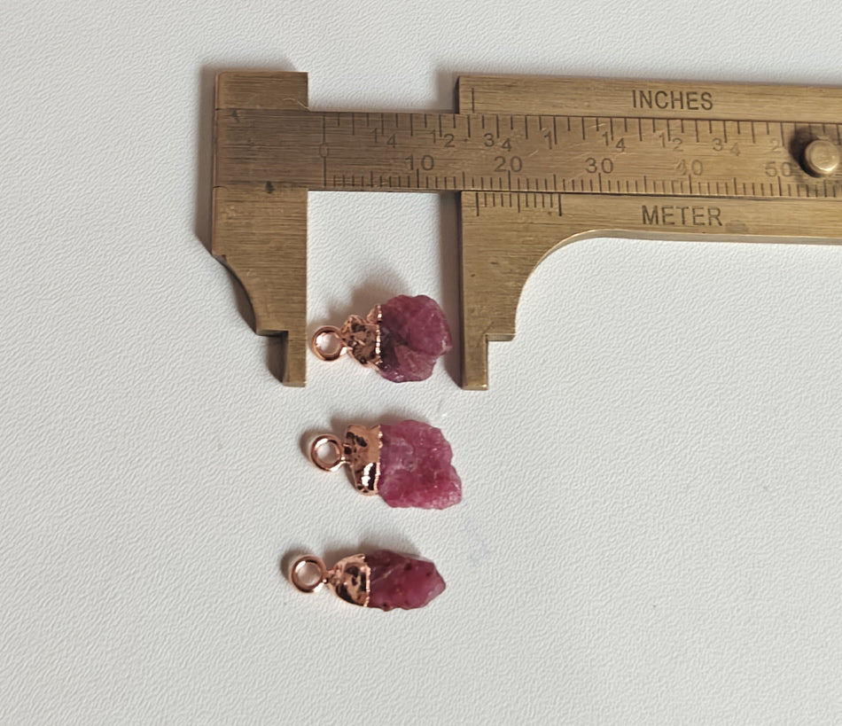 10To15mm Ruby Raw Gemstone Pendant Brass Golden Color Electroplated Setting Pendant Uneven Shape Pendant For Happy Birthday Gift's Pendant Jewelry