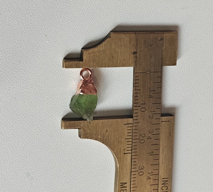 10To15mm Peridot Raw Gemstone Pendant Brass Golden Color Electroplated Setting Pendant Uneven Shape Pendant For Happy Birthday Gift's Pendant Jewelry
