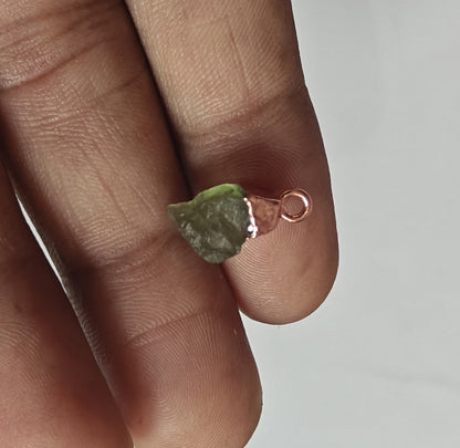 10To15mm Peridot Raw Gemstone Pendant Brass Golden Color Electroplated Setting Pendant Uneven Shape Pendant For Happy Birthday Gift's Pendant Jewelry